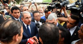 Presidente Medina visita área afectada por un incendio en Santiago