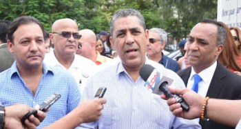 Adriano Espaillat dona 18 toneladas de comida para damnificados de las lluvias