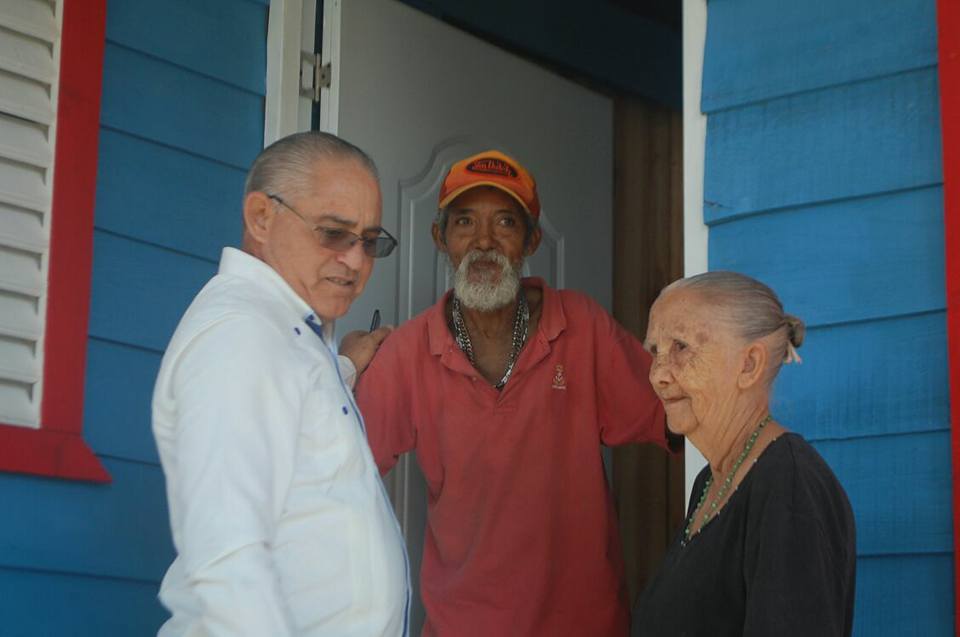 Gobernación de Valverde entrega viviendas construidas a familias pobres ...