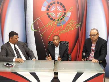 thumbnail_En el centro el ingeniero Juan Francisco Caraballo%2c entrevistado por los productores del programa Coctel Politico%2c a la derecha Nicolas Arroyo Ramos y a la izquierda Carlos Raul Jimenez..jpg