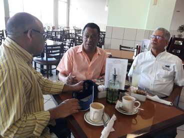 thumbnail_Desde la Izquierda un servidor entrevistando al empresario Ruben Suriel%2c mientras observa el empresario Juan Quirino Polanco..jpg