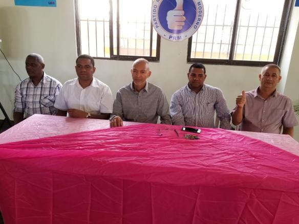 La mesa de honor del acto, encabezada por José Reinaldo Bautista (Neno), al centro..jpg