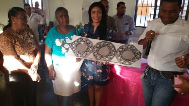 thumbnail_Una de las mujeres asistentes a la actividad recibe un regalo cortesia de Neno y su esposa Arisleyda Lantigua..jpg