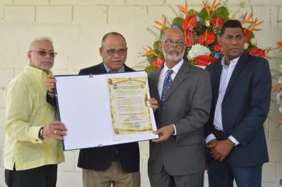 thumbnail_El licenciado Nicolas Arroyo Ramos, muestra la proclama entregada por la alcaldia que le reconoce como periodista distinguido.jpg