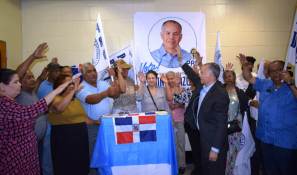 EFRAIN JURAMENTA NUEVOS MIEMBROS EN MANHATTAN -VICTOR PRENSA.jpg